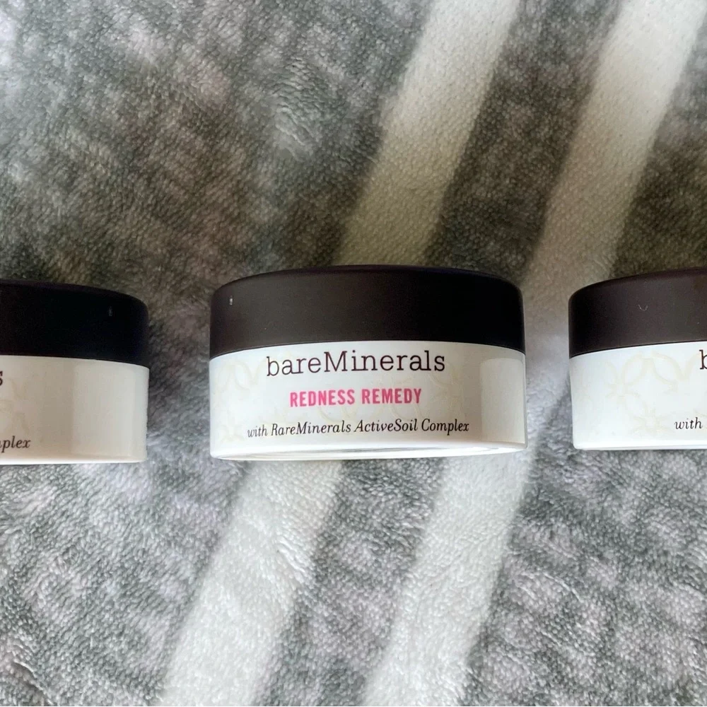 BareMinerals Redness Remedy with Raremimerals ActiveSoil Complex - Picture 2 of 5